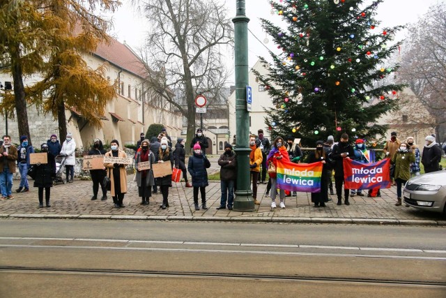 - Mniej buty, więcej pokory. Mniej nienawiści, więcej miłości - tego na nadchodzące święta Bożego Narodzenia życzyli zgromadzeni pod oknem papieskim przy ulicy Franciszkańskiej