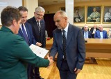 Absolwenci Politechniki Świętokrzyskiej świętowali 50-lecie przyznania tytułów inżyniera. Nagrodzono ich Złotymi Dyplomami. Zobacz zdjęcia