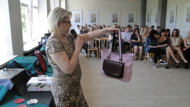 Maria Senderowicz, nauczycielka Zespołu Szkół, prezentowała publiczności każdą torebkę zgłoszoną do konkursu.