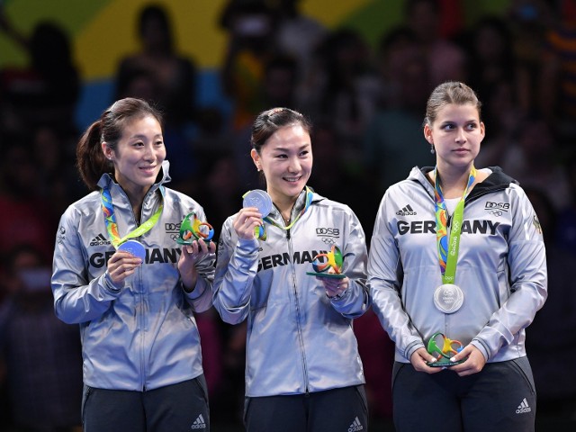 Tenisistka stołowa SPAR-Zamku Tarnobrzeg, Han Ying (pierwsza z lewej) na podium Igrzysk Olimpijskich w Rio de Janeiro. W barwach Niemiec nasza zawodniczka zajęła drugie miejsce w turnieju drużynowym.