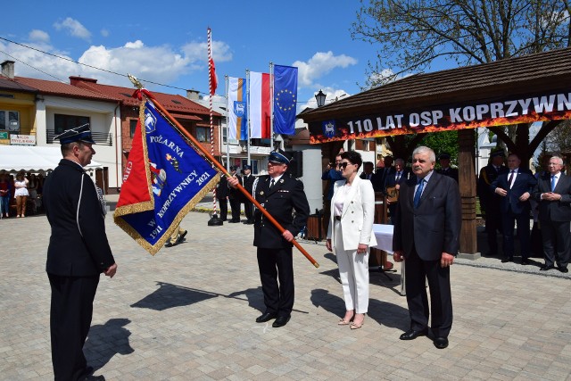 Podczas obchodów nastąpiło uroczyste przekazanie nowego sztandaru  dla OSP Koprzywnica. W imieniu OSP Koprzywnica sztandar odebrał prezes OSP Koprzywnica dh Zdzisław Cebuchowski. Wręczają od lewej: Szymon Kołacz, prezes Zarządu Powiatowego Związku Ochotniczych Straży Pożarnych w powiecie sandomierskim, Aleksandra Klubińska, burmistrz Koprzywnicy i Zdzisław Nasternak, wiceprzewodniczący Rady Powiatu Sandomierskiego.  