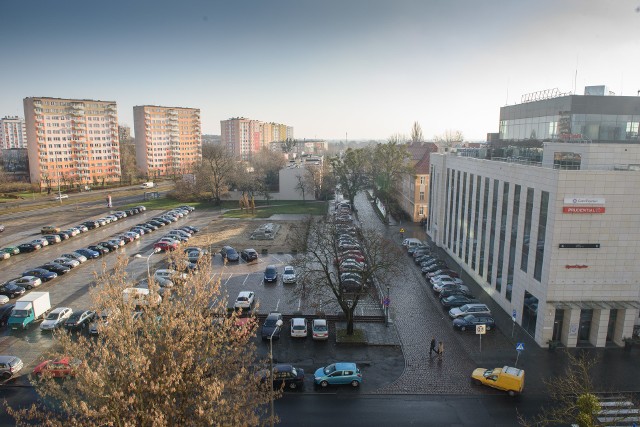 Władze Torunia przygotowały plac Zwycięstwa pod budowę, przenosząc stąd pomnik Artylerzystów.