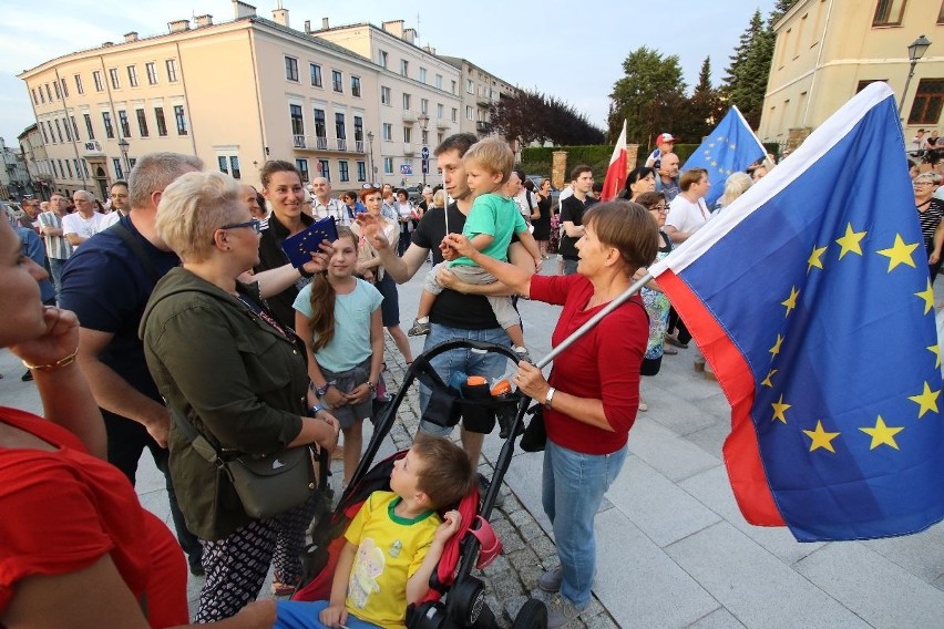 Wielka manifestacja w centrum Kielc „Wolne Sądy” z tysiącami uczestników  