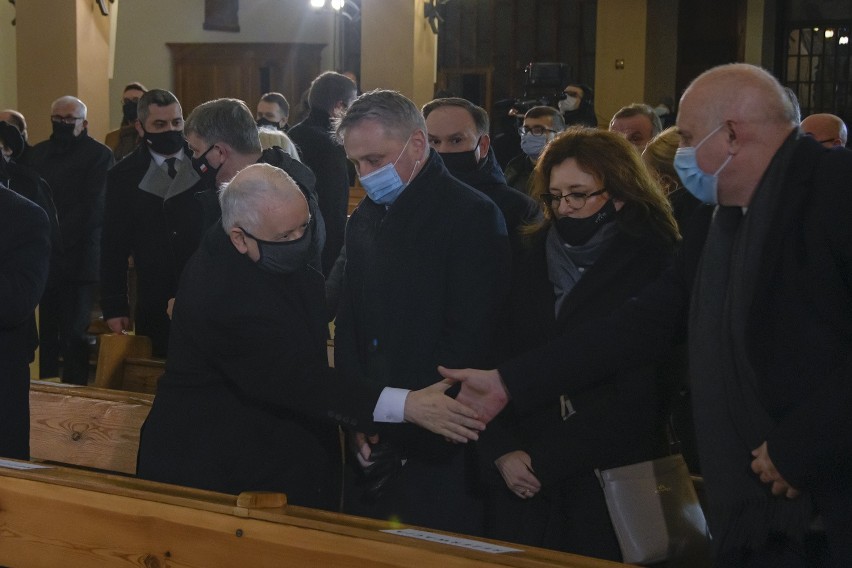 Jarosław Kaczyński w Starachowicach. Uczcił pamięć zmarłej mamy. Okrzyki podczas składania kwiatów (ZAPIS TRANSMISJI)