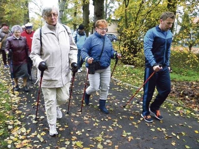 Miłośnicy chodzenia o kijkach wyruszają w trasę bez względu na pogodę, rozgrzewają się podczas wędrówki	