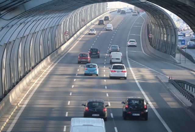 W tych miejscach posypią się mandaty. Kierowcy będą musieli uważać, bo rozpoczyna się instalacja nowych odcinkowych pomiarów prędkości na autostradach oraz drogach krajowych, wojewódzkich i powiatowych. Nowe urządzenia pojawią się na terenie 13 województw, w tym także w kujawsko-pomorskiem. Znamy listę miejsc, gdzie pojawią się nowe odcinkowe pomiary prędkości. Sprawdź, gdzie będzie badana prędkość kierowców. Szczegóły na kolejnych stronach ----->