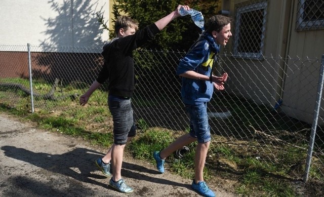 Lany Poniedziałek to mokra tradycja, która jest wyczekiwana prze wielu najmłodszych. Oprócz zabawy, musimy pamiętać, że nie każdy chce zostać oblany. Policja przypomina, że za takie zachowanie może grozić do 500 zł mandatu.