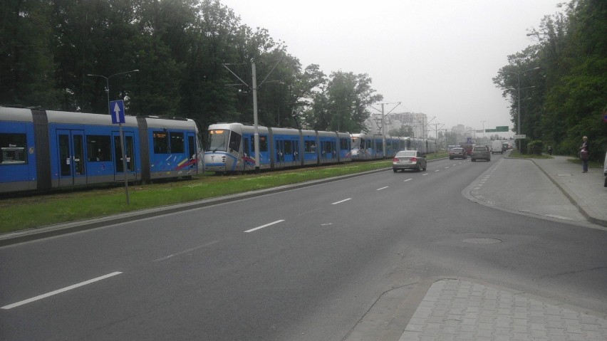 Wrocław: Awaria tramwajów na skrzyżowaniu ul. Legnickiej i Milenijnej (ZDJĘCIA)