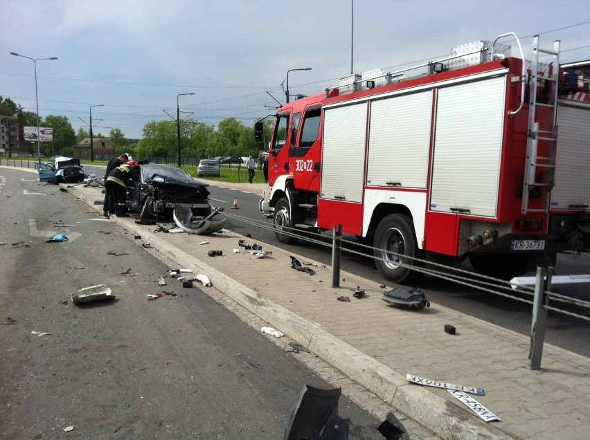 Kraków: Wypadek na ul. Grota-Roweckiego. Ciężarówka staranowała kilkanaście aut. Są ranni [ZDJĘCIA]