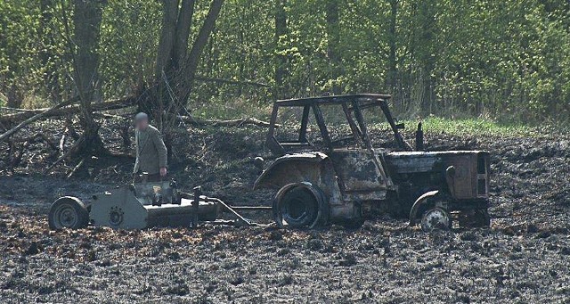 - To bezsensowne pożary, które generują wysokie koszty akcji. Są zagrożeniem dla domów i śmiertelnym dla ludzi. W dodatku zabijają wszystko co żyje na ziemi i pod ziemią – mówi mł. bryg. Ryszard Gura, rzecznik zielonogórskich strażaków, który apeluje o niewypalanie łąk.Zielonogórscy strażacy już wiedzą, że w piątek, 24 marca kilka razy wyjada do pożarów nieużytków. Czekają już tylko na alarm. – Kiedy tylko robi się ładna pogoda i wychodzi słońce, to od razu płoną łąki – zaznacza mł. bryg. Ryszard Gura, rzecznik zielonogórskich strażaków.Marzec i kwiecień są najgorszymi miesiącami pod względem pożarów. To właśnie wtedy strażacy najczęściej wyjeżdżają gasić nieużytki. W tym roku zielonogórscy strażacy i ochotnicy z powiatu gasili je już około 70 razy. To bardzo dużo. – To bezsensowne akcje, zupełnie bezsensowne pożary, z których zdecydowana większość to podpalenia – mówi stanowczy mł. bryg. Gura. W woj. lubuskim takich pożarów było już ponad 400, co jeszcze bardzie pokazuje ogromną skale problemu.Każdego dnia zielonogórscy strażacy oraz ochotnicy z terenu powiatu gaszą kilka pożarów. – To ogromne koszty dla gmin i zawodowej straży pożarnej. Koszty których nie musielibyśmy ponosić – tłumaczy Gura. Nie dość, że zużywa się sprzęt to jeszcze trzeba dojechać na miejsca incydentu. W trudnym terenie często dochodzi do awarii pojazdów. To kolejne, ogromne koszty. I co najważniejsze, strażacy gaszący łąkę mogą być potrzebni tam, gdzie ludzkie życie jest zagrożone lub plonie dom.Wiele osób, które podpalają łąki nie zdają sobie sprawy z śmiertelnego niebezpieczeństwa. – Pożar łąki rozprzestrzenia się z prędkością 20 km/h. Wyobraźmy siebie, że wprawiony biegacz porusza się z prędkością średnio ok. 19 km/h – tłumaczy Gura i dodaje, że po podpaleniu trawy można po prostu nie zdążyć uciec z płomieni. Zmieniający się wiatr roznosi płomienie po łące w błyskawicznym tempie. W ubiegłym roku w pożarach nieużytków zginęło aż 6 osób w całym kraju.Najwięcej pożarów nieużytków strażacy odnotowują w rejonie Czerwieńska, Sulechowa oraz w okolicach Odry koło Zielonej Góry. – Pamiętajmy, że osoba która wypala nieużytki nie dostanie unijnych dopłat – przypomina mł. bryg. Gura. To nie koniec sankcji. Za wypalanie traw grozi kara do 5 tys. zł. Jeżeli wywołany pożar spowoduje zagrożenia życia lub mienia to podpalaczowi grozi kara nawet do 10 lat więzienia. – Bardzo często mamy tak, że pożar zagraża zabudowaniom i gasząc nieużytki musimy dodatkowo ratować domy przed płomieniami – podkreśla m. bryg. Gura.O tam jak poważnym problemem jest wypalanie nieużytków świadczy kampania, która uruchomiło MSWiA pod nazwą „Stop pożarom traw”. Za większość pożarów traw odpowiedzialny jest człowiek. Niestety, wśród wielu ludzi panuje przekonanie, że spalenie suchej trawy użyźni w sposób naturalny glebę, co spowoduje szybszy i bujniejszy wzrost młodej trawy, a tym samym przyniesie korzyści ekonomiczne.W 2016 r. doszło do ok 36,5 tys. pożarów traw. Spłonęło ponad 12 tys. ha traw. W tych pożarach zginęło 6 osób, a aż 81 zostało rannych.Zobacz też: Prawie 50 hektarów traw paliło się w Gorzowie Wlkp. Z pożarem walczyło 14 jednostek strażyŹródło: TVN24Przeczytaj też:   Rosyjska gra wojenna z muzyką Anny German robi wrażenie (wideo)