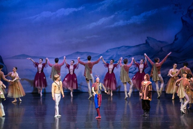 Najsłynniejsza rosyjska grupa baletowa wystąpiła w sobotę w opolskim Okrąglaku. Hala była wypełniona po brzegi. &bdquo;Jezioro łabędzie&rdquo; jest uwielbiane przez polską publiczność. Sukces tego spektaklu opiera się na wspaniałej choreografii i muzyce, kt&oacute;ra urzeka pięknem i subtelnością melodyki. Najsłynniejszy balet Piotra Czajkowskiego zabrał widz&oacute;w do baśniowej krainy tańca i muzyki. Poznali historię Odetty, księżniczki zaklętej w łabędzia przez złego czarownika Rotbarta. To opowieść m&oacute;wiąca o walce dobra ze złem, o zdradzie, b&oacute;lu, potędze miłości i uczuciu przekraczającym granice życia i śmierci. &lt;script class=&quot;XlinkEmbedScript&quot; data-width=&quot;854&quot; data-height=&quot;480&quot; data-url=&quot;//get.x-link.pl/b60cb73c-4245-4dda-c9f9-54f98de81e97,4b0b0fbf-0c2e-3cbc-800e-c66619c97a7b,embed.html&quot; type=&quot;application/javascript&quot; src=&quot;//prodxnews1blob.blob.core.windows.net/cdn/js/xlink-i.js?v1&quot;&gt;&lt;/script&gt;