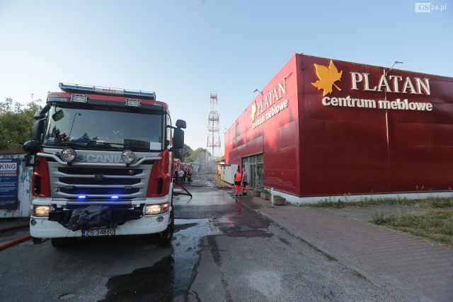 Po pożarze sklepu meblowego Platan w Szczecinie.
