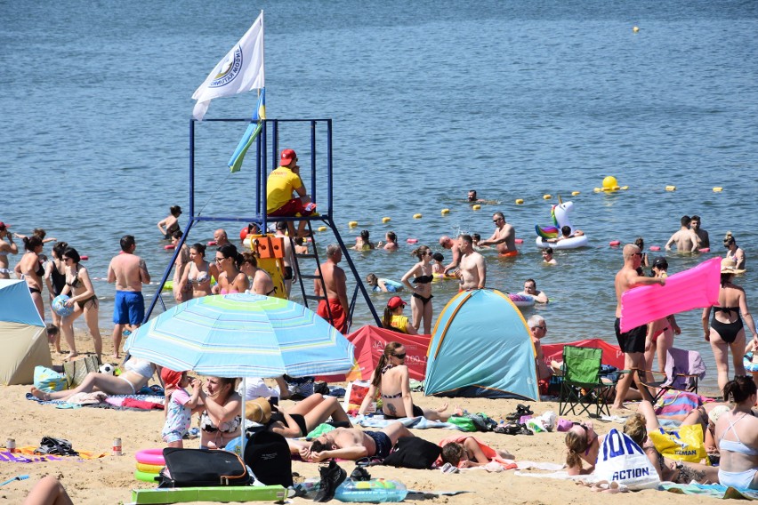 Plażowiczów przyciągnął w pierwszy weekend wakacji do...