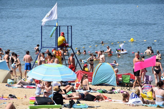 Plażowiczów przyciągnął w pierwszy weekend wakacji do Pieczysk upał i liczne atrakcje