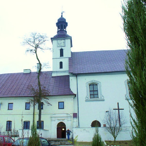 Zespół klasztorny ojców karmelitów w Trutowie wznosi się na niewielkim wzgórzu od XVIII wieku. Warto odwiedzić to miejsce, wejść do kościoła.