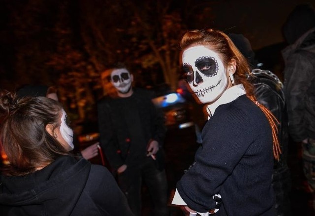 Czy obchodzenie amerykańskiego święta Halloween w Polsce będzie karane aresztem? Tak chce pomysłodawca projektu ustawy, którą anonimowy obywatel złożył w Sejmie. Sprawę na odpowiednie tory popchnęła marszałek Elżbieta Witek - podała "Rzeczpospolita". Oto ten zapis: "kto w dniu 31 października danego roku kalendarzowego przebiera się za straszną postać, w szczególności za kościotrupa, czarownicę, wampira, diabła lub inną kojarzącą się z piekłem istotę, podlega karze ograniczenia wolności lub aresztu na okres nie krótszy od 15 dni".>>>>>>CZYTAJ DALEJ