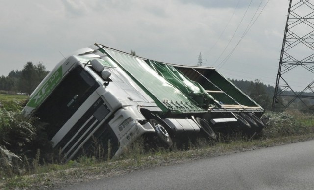 DAF z naczepą już został wyciągnięty z rowu.