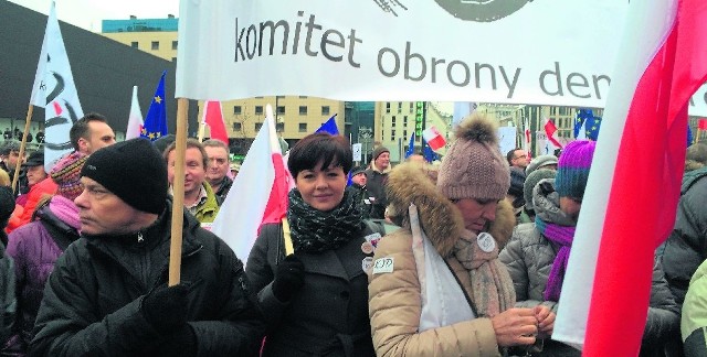 Radomska reprezentacja Komitetu Obrony Demokracji podczas manifestacji w Warszawie.