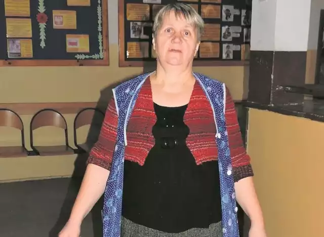 Teresa Kochańska od 25 lat pracuje jako sprzątaczka w Zespole Szkół w Sidrze. Twierdzi, że jest ofiarą dyrektora, który nie tylko ją dyskryminuje, ale też mobbinguje.
