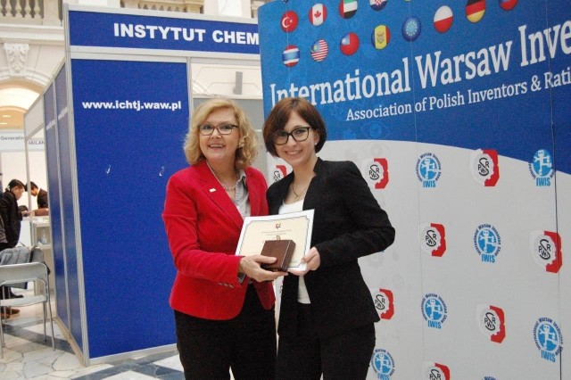 Z prawej Katarzyna Chrapko - srebrny medalista Międzynarodowej Warszawskiej Wystawy Wynalazków, zorganizowanej przez Stowarzyszenie Polskich Wynalazców i Racjonalizatorów
