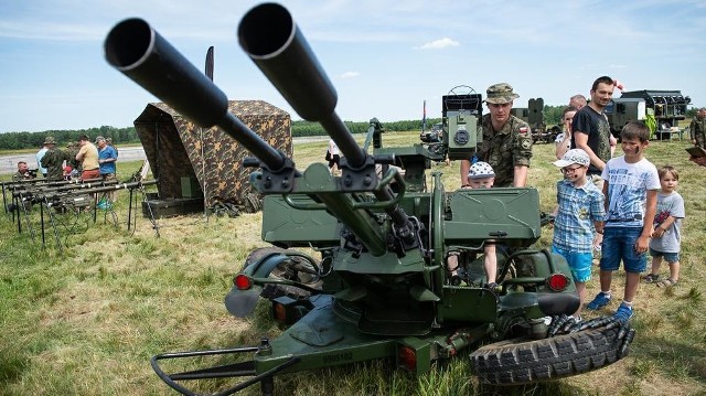 Podczas pikniku nad dawnym lotnisku wojskowym goście mogli z bliska zobaczyć sprzęt wykorzystywany przez wojsko.