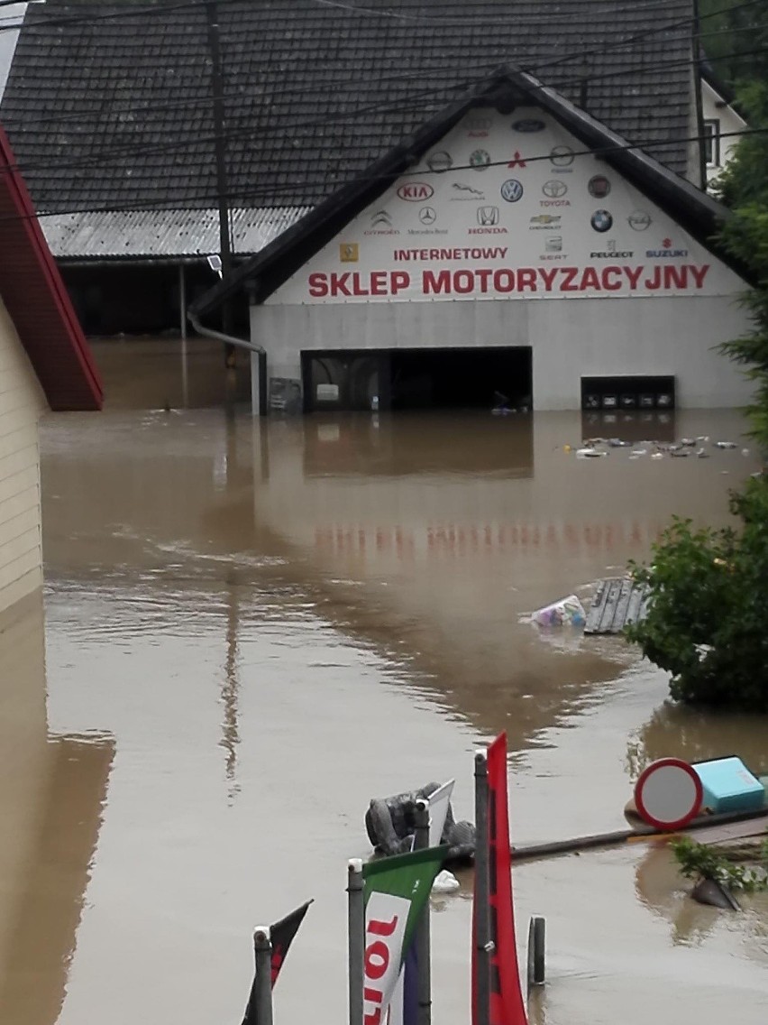 Powódź w 2020 roku zalała sklep motoryzacyjny oraz...