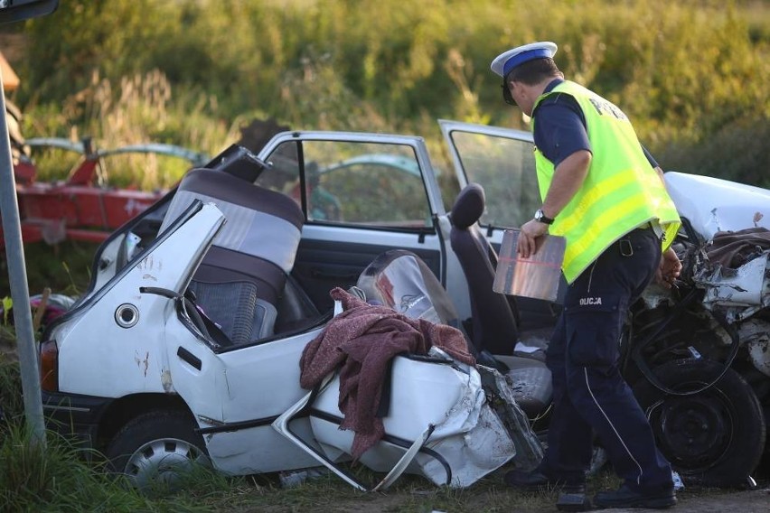 Wypadek w Iłży. Zderzenie osobówki z ciągnikiem. Ranni młodzi ludzie (zdjęcia)