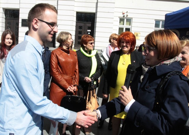 Paweł Pajączkowski, jeden z laureatów konkursu, odbiera nagrodę z rąk Julii Pitery, posłanki do Parlamentu Europejskiego z regionu radomskiego.