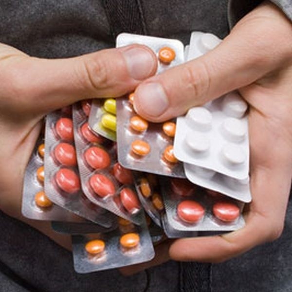 Leki przeciwbólowe oprócz tego, że uśmierzają ból, powodują wiele skutków ubocznych.