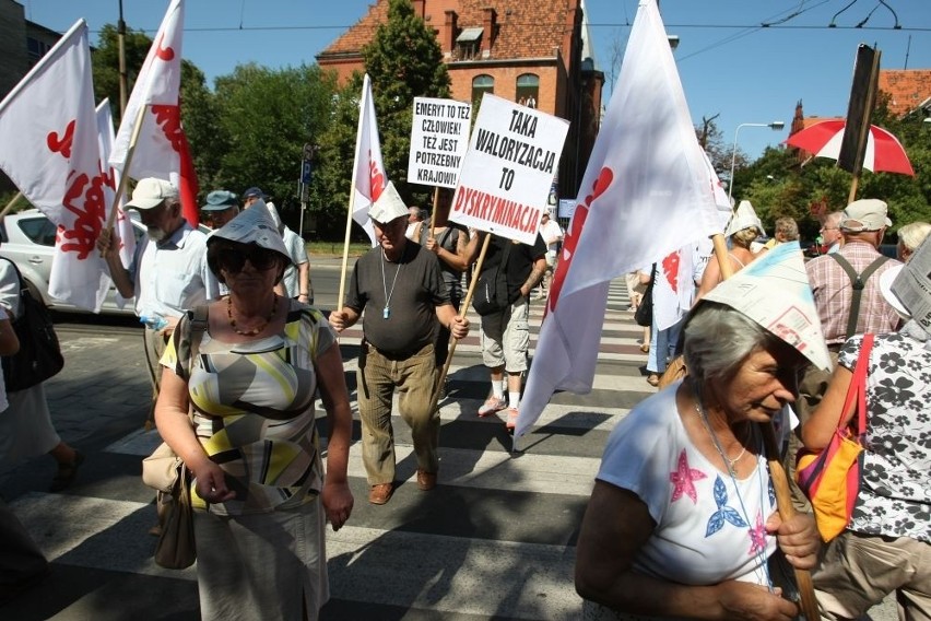 Wrocław: Protest emerytów na Curie-Skłodowskiej. "Nie chcemy wegetować, chcemy żyć" (FOTO)