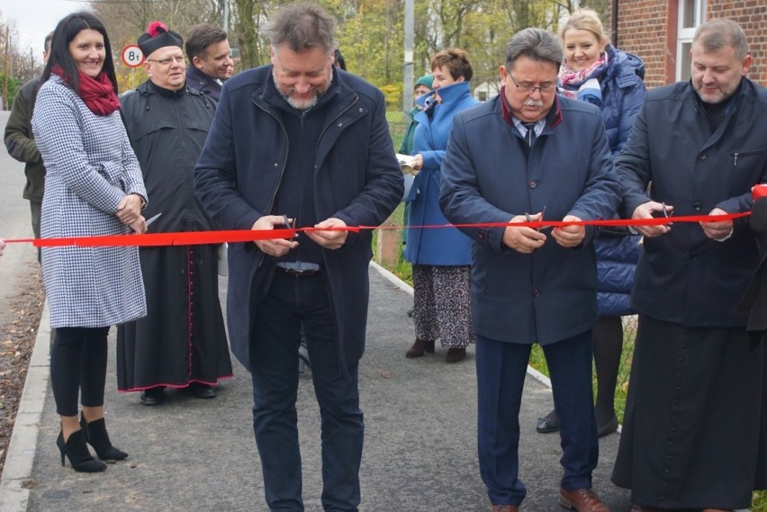Otwarcie nowego chodnika przy drodze powiatowej z Bielska do...