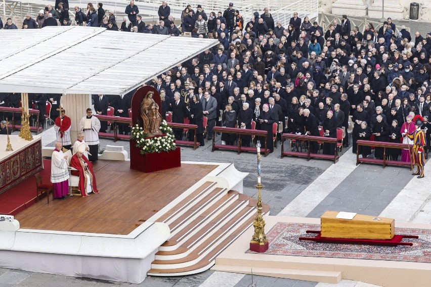 Pogrzeb Benedykta XVI: W koncelebrze jest około 120...