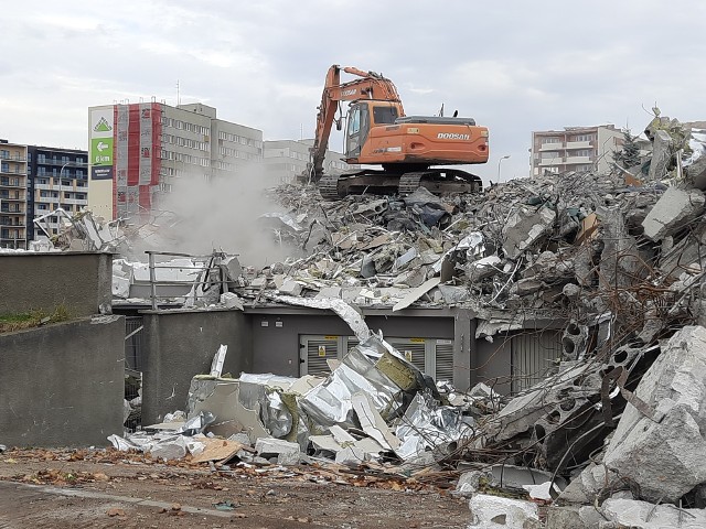 Pył z rozbiórki biurowca przy ul. Legnickiej leci na pasażerów czekających na przystanku Plac Strzegomski