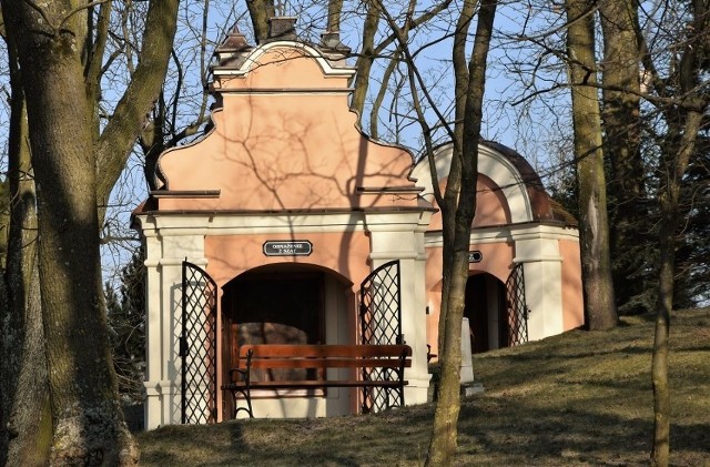 Wizytówkę Pakości, świadczącą o pięknej, 665-letniej historii miasta, jest Kalwaria Pakoska. Jedna z najstarszych w Polsce
