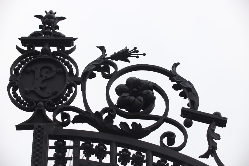 Stylowa brama z kutego żelaza pojawiła się przy pałacu Izraela Poznańskiego w Łodzi. Jej autorem jest mistrz Jan Cygankiewicz