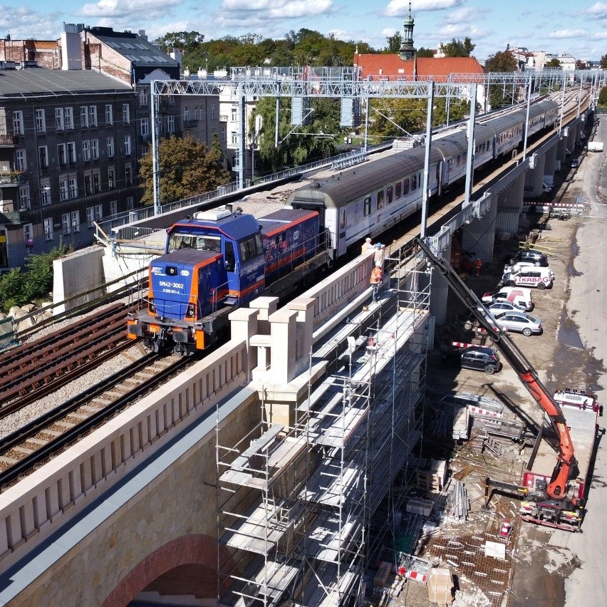 Kraków. Rekonstrukcja wiaduktu: Pojawiła się kamienna bariera