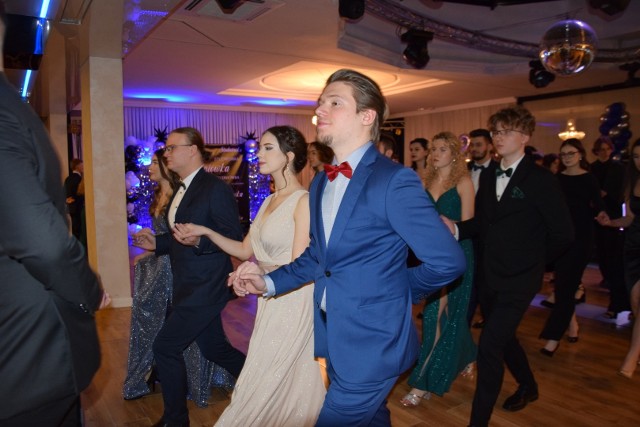 Uczniowie bal zaczęli od zatańczenia tradycyjnego poloneza w sali bankietowej Hotelu Spa Faltom w Rumi.