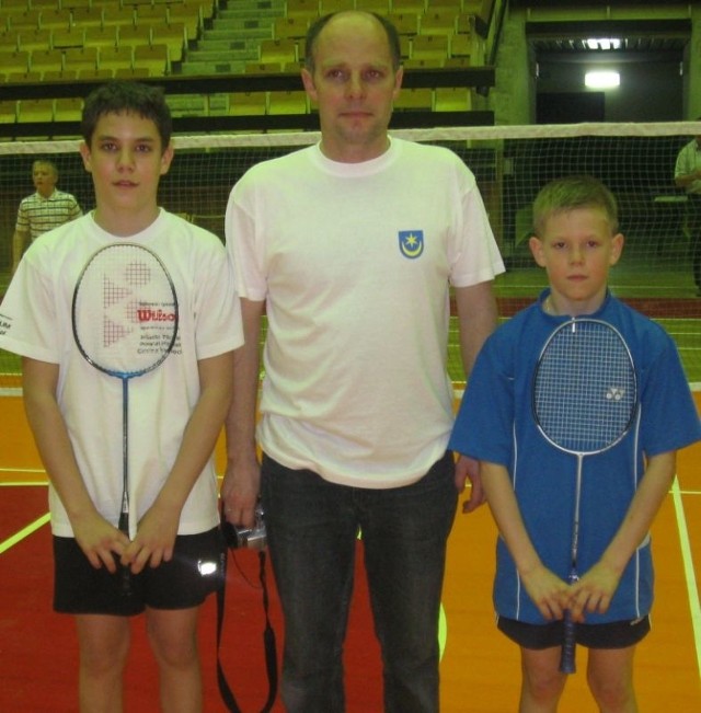 Finaliści turnieju singla, zawodnicy Trójki Tarnobrzeg Szymon (z lewej) i Tymoteusz Malik ze swoim trenerem, a jednocześnie tatą Piotrem Malikiem.