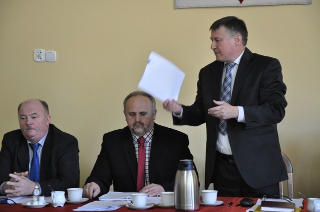 Sesja rady gminy w Radłowie, od lewej: Gerard Grzesik, Wilhelm Wengel i wójt Włodzimierz Kierat.