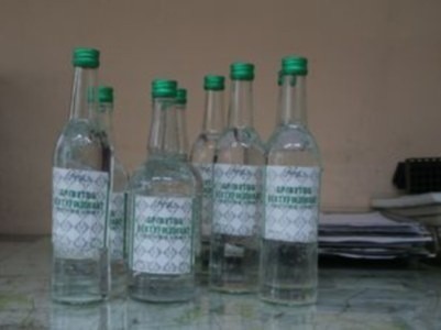 zatrzymany mężczyzna kupił dziesięć butelek spirytusu od napotkanych przypadkowo mężczyzn.