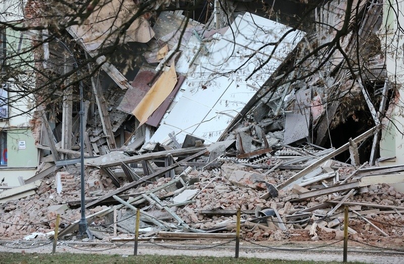 KATASTROFA BUDOWLANA W ŁODZI. Zawaliła się ściana budynku przy Sienkiewicza [zdjęcia]
