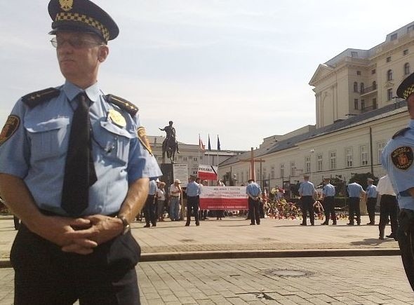 Krzyż przed Pałacem Prezydenckim był obstawiony przez kordon strażników miejskich