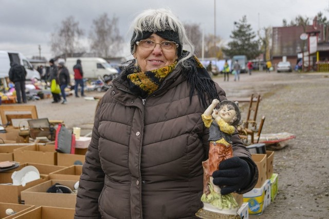 Giełda w Słomczynie koło Grójca zawsze w niedzielę przeżywa oblężenie klientów oraz sprzedawców. Wśród różnorodnego asortymentu można znaleźć także te rzadko spotykane, oryginalne, niemniej jednak warto mieć je jako ozdobę w domu czy na przykład w ogrodzie. Zobacz jakie rarytasy można było kupić w niedzielę w Słomczynie klikając w zdjęcia za pomocą strzałek na klawiaturze lub gestów >>>