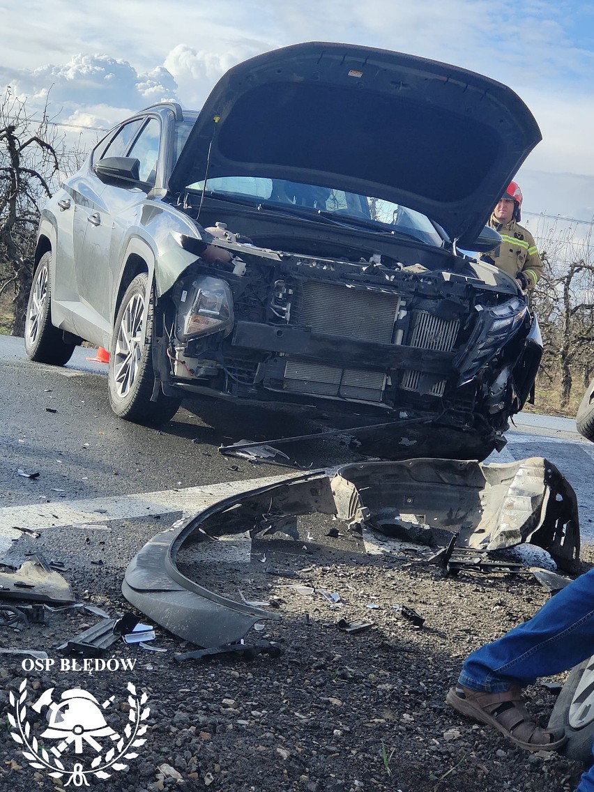 Wypadek w gminie Błędów, w powiecie grójeckim. Zderzyły się dwa samochody osobowe, dwie osoby zostały ranne