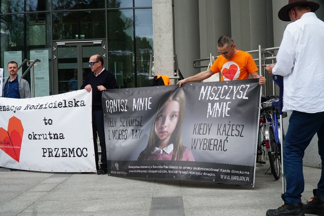 W poniedziałek, 2 października w związku z Międzynarodowym Dniem Przeciw Przemocy przed Sądem Okręgowym w Poznaniu odbył się protest przeciwko alienacji rodzicielskiej zorganizowany przez Stowarzyszenie Nasze Dzieci - Razem Przeciw Alienacji w Rodzinie.