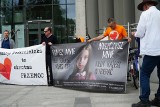 "Alienacja rodzicielska to okrutna przemoc". Protest przed Sądem Okręgowym w Poznaniu