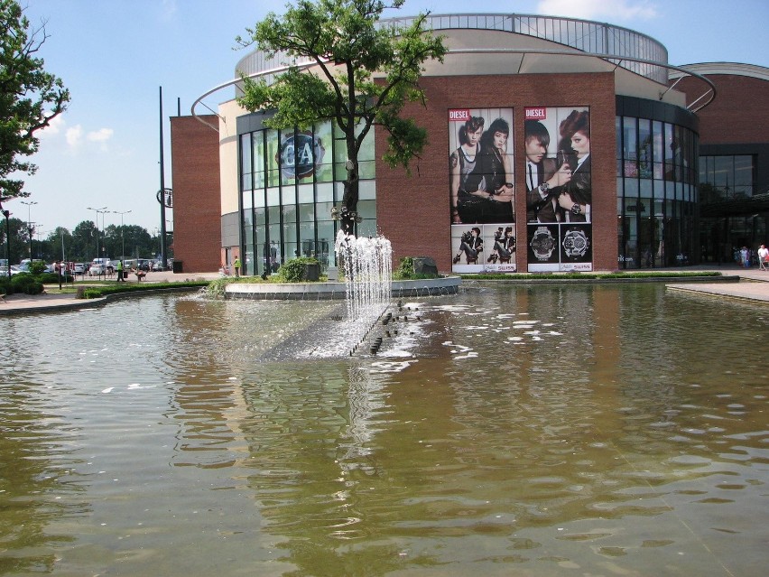 Wrocław: Woda w fontannie przy centrum Magnolia Park jest brudna? Dyrekcja zaprzecza