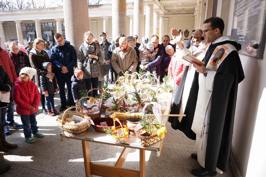 Wielka Sobota: Wierni święcą pokarmy w parafii Dominikanów