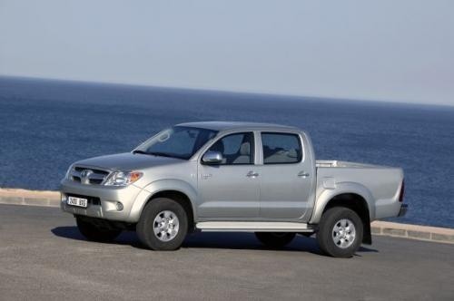 Fot. Toyota: Nowa Toyota Hilux z podwójną kabiną kosztuje ok. 100 tys. zł. Za tę cenę  otrzymuje jednak bogato wyposażony samochód z napędem na obie osie.
