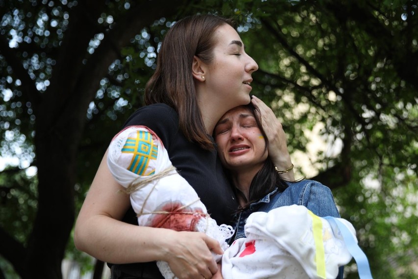 Sylwetki zabitych cywili na chodniku przy konsulacie Rosji. Happening przeciwko wojnie